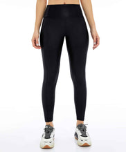 Charger l'image dans la galerie, Image 02: Alto Giro Fitness Bas Legging Couro Com Recorte Rebatidos Preto
