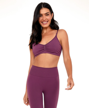 Charger l'image dans la galerie, Model Front: Alto Giro Fitness Haut Top Sem Costura Essential Roxo Wine