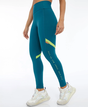 Charger l'image dans la galerie, Model Front: Alto Giro Fitness Bas Legging Bodytex Vazado Lateral Sport Way Verde Running