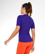 Charger l'image dans la galerie, Model Back: Alto Giro Fitness Haut T-Shirt Skin Fit Biker Com Bolsos Roxo Eletric