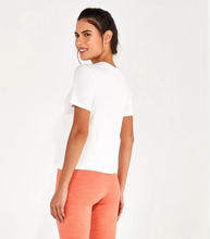 Charger l'image dans la galerie, Model Back: Alto Giro Fitness Haut T-Shirt Radiosa Love Is Off White