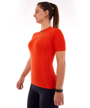 Charger l'image dans la galerie, Model Front: Alto Giro Fitness Haut T-Shirt Skin Fit Biker Com Bolsos Laranja Pitanga