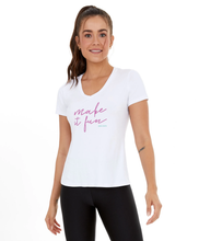 Charger l'image dans la galerie, Model Front: Alto Giro Fitness Haut T-Shirt Skin Fit Make It Fun Branco Optico