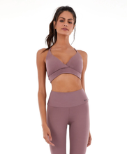 Charger l'image dans la galerie, Model Front: Alto Giro Fitness Haut Top Dupla Face Up Co2 Tira Costas Marrom Taupe