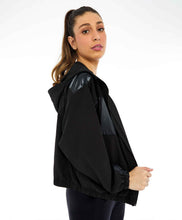 Charger l'image dans la galerie, Image 02: Alto Giro Fitness Haut Jaqueta Tecnospan Recortes Preto