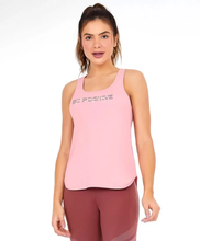Charger l'image dans la galerie, Model Front: Alto Giro Fitness Haut Regata Skin Fit Inspiracional Rosa Icing