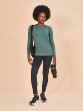 Charger l'image dans la galerie, Model Front: Uv Line T-Shirt Longsleeve Fem New Fit Textura Verde Jade Upf50+