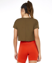 Charger l'image dans la galerie, Model Back: Alto Giro Fitness Haut T-Shirt Cropped Skin Fit Gym Verde Olive