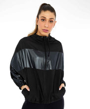 Charger l'image dans la galerie, Model Front: Alto Giro Fitness Haut Jaqueta Tecnospan Recortes Preto