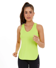 Charger l'image dans la galerie, Model Front: Alto Giro Fitness Haut Regata Skin Fit Alongada Gola V Verde Acidlime