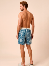 Charger l'image dans la galerie, Model Back: Uv Line Bermuda / Short Pour Homme Shorts Acqua Boxer Tie Dye Blue Upf50+