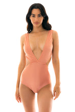 Charger l'image dans la galerie, Model Front: Rio De Sol Une Pièce Trikini Ouro Rosa