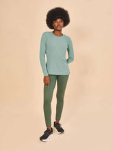 Charger l'image dans la galerie, Model Front: Uv Line T-Shirt Longsleeve Fem New Fit Verde Agua Upf50+