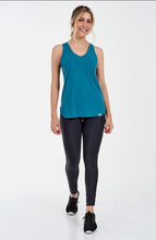 Charger l'image dans la galerie, Model Front: Alto Giro Fitness Haut Regata Skin Fit Alongada Gola V Verde Strong