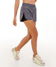 Charger l'image dans la galerie, Model Front: Alto Giro Fitness Bas Shorts Tecnospan Abertura Lateral Cinza Chumbo