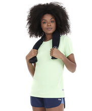 Charger l'image dans la galerie, Model Front: Alto Giro Fitness Haut T-Shirt Skin Fit Rolete Costas Verde Joy