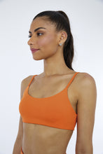 Charger l'image dans la galerie, Model Front: Alto Giro Fitness Haut Top Hyper Costas Decotada Laranja Orangeade