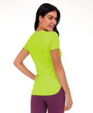 Charger l'image dans la galerie, Model Back: Alto Giro Fitness Haut T-Shirt Skin Fit Alongada Gola V Verde Acidlime
