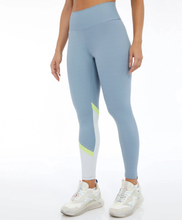 Charger l'image dans la galerie, Model Front: Alto Giro Fitness Bas Legging Hyper Recorte Diagonal Cinza Wind
