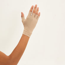 Charger l'image dans la galerie, Model Back: Uv Line Gants Short Glove Chocolate Upf50+
