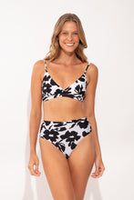 Charger l'image dans la galerie, Model Front: Rio De Sol Bas Bottom Poppy Hotpants
