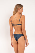 Charger l'image dans la galerie, Model Back: Rio De Sol Haut Top Shimmer-Shark Balconet-Tie
