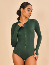 Charger l'image dans la galerie, Model Front: Uv Line Une Pièce Swimsuit Macae Green Cactus Upf50+
