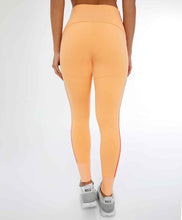 Charger l'image dans la galerie, Model Back: Alto Giro Fitness Bas Legging Blackout Ii C/ Recorte Verticale Laranja Gym
