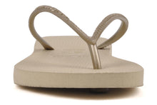Charger l'image dans la galerie, Model Front: Havaianas Tongs Slim Sand Grey/Light Golden
