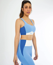 Charger l'image dans la galerie, Model Front: Alto Giro Fitness Haut Top Blackout Cos Anatomico Azul Soft
