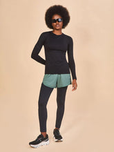 Charger l'image dans la galerie, Model Front: Uv Line T-Shirt Longsleeve Fem Skin Infratherm Preto Upf50+
