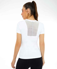 Charger l'image dans la galerie, Model Back: Alto Giro Fitness Haut T-Shirt Skin Fit Recortes Com Refletivos Branco Optico
