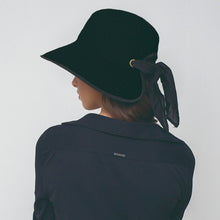 Charger l'image dans la galerie, Model Back: Uv Line Chapeau Souple/Capeline Hat Santorini Imp Fem Black Upf50+
