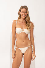 Charger l'image dans la galerie, Model Front: Rio De Sol Bas Bottom Malibu-Natural Cheeky-Tie
