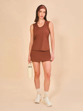 Charger l'image dans la galerie, Model Front: Uv Line Fitness Haut Regata Sport Color Fem Marrom Upf50+
