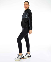 Charger l'image dans la galerie, Image 04: Alto Giro Fitness Haut Jaqueta Tecnospan Recortes Preto

