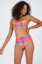 Charger l'image dans la galerie, Model Front: Rio De Sol Ensemble Set Tulip-Garden Bandeau-Reto Hotpant-Cos
