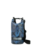 Charger l'image dans la galerie, Model Front: Feelfree Sac De Plage Dry Tube 1,5L Tropical Mid Night Blue
