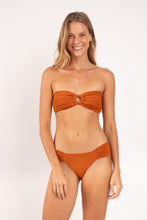 Charger l'image dans la galerie, Model Front: Rio De Sol Haut Top Ferrugo Mavi
