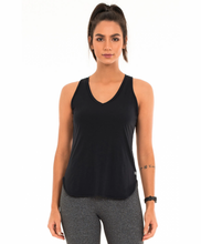Charger l'image dans la galerie, Model Front: Alto Giro Fitness Haut Regata Skin Fit Alongada Gola V Preto
