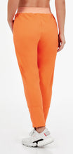 Charger l'image dans la galerie, Model Back: Alto Giro Fitness Bas Calca Jogging Up Co2 Recortes Laranja
