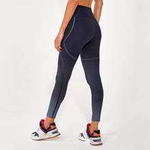Charger l'image dans la galerie, Model Back: Alto Giro Fitness Bas Legging Hyper Ag Graphic Degrade Preto
