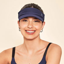 Charger l'image dans la galerie, Model Front: Uv Line Visière Elastic Visor Navy Blue Upf50+
