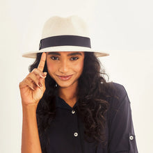Charger l'image dans la galerie, Model Front: Uv Line Chapeau Panama Hat Shanghai Imp Uni White Black Upf50+
