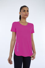 Charger l'image dans la galerie, Model Front: Alto Giro Fitness Haut T-Shirt Skin Fit Inspiracionais Pink Choque
