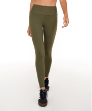 Charger l'image dans la galerie, Model Front: Alto Giro Fitness Bas Legging Hyper Zero Verde Olive
