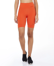 Charger l'image dans la galerie, Model Front: Alto Giro Fitness Bas Bermuda Blackout Ii Com Forro Ciclista Laranja Pitanga
