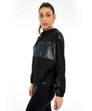 Charger l'image dans la galerie, Image 07: Alto Giro Fitness Haut Jaqueta Tecnospan Recortes Preto
