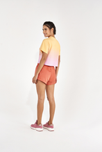 Charger l'image dans la galerie, Model Back: Alto Giro Fitness Haut T-Shirt Sunset Amarelo Amber
