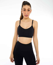 Charger l'image dans la galerie, Model Front: Alto Giro Fitness Haut Top Unique Reverse Preto
